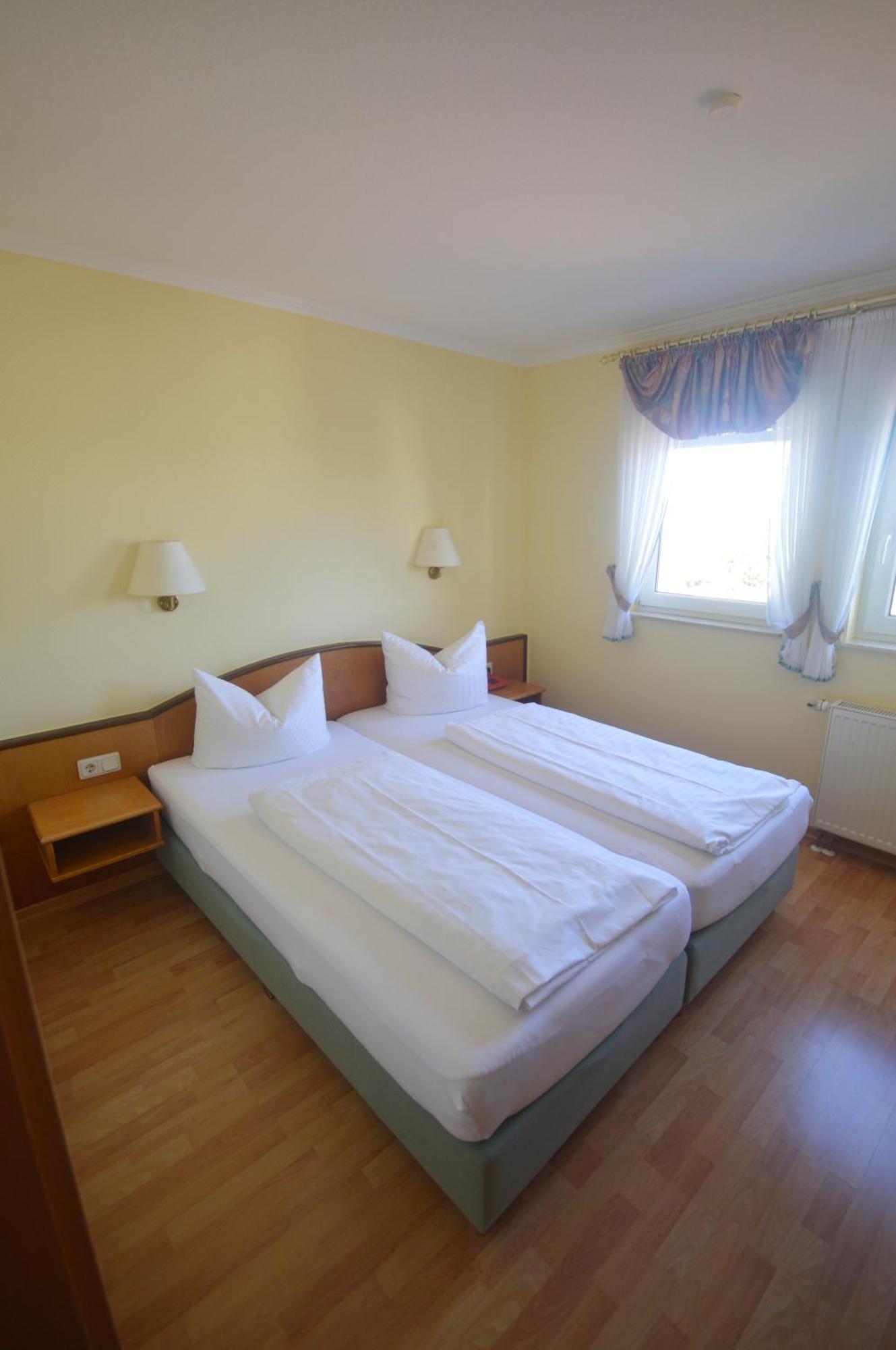 Zur Burgruine Frauenberg Hotel Ebsdorfergrund Luaran gambar